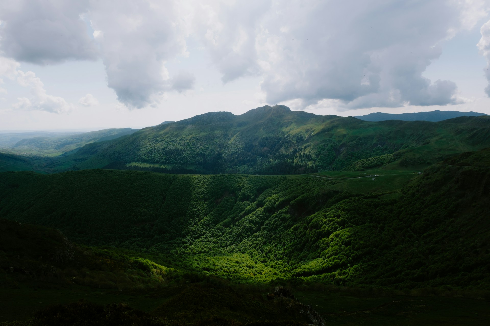 Vue sur des sommets enneigés.